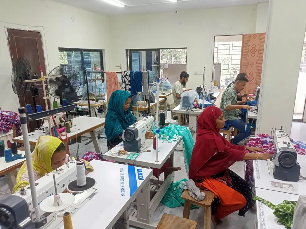Artisans at work in the Natunatta workshop